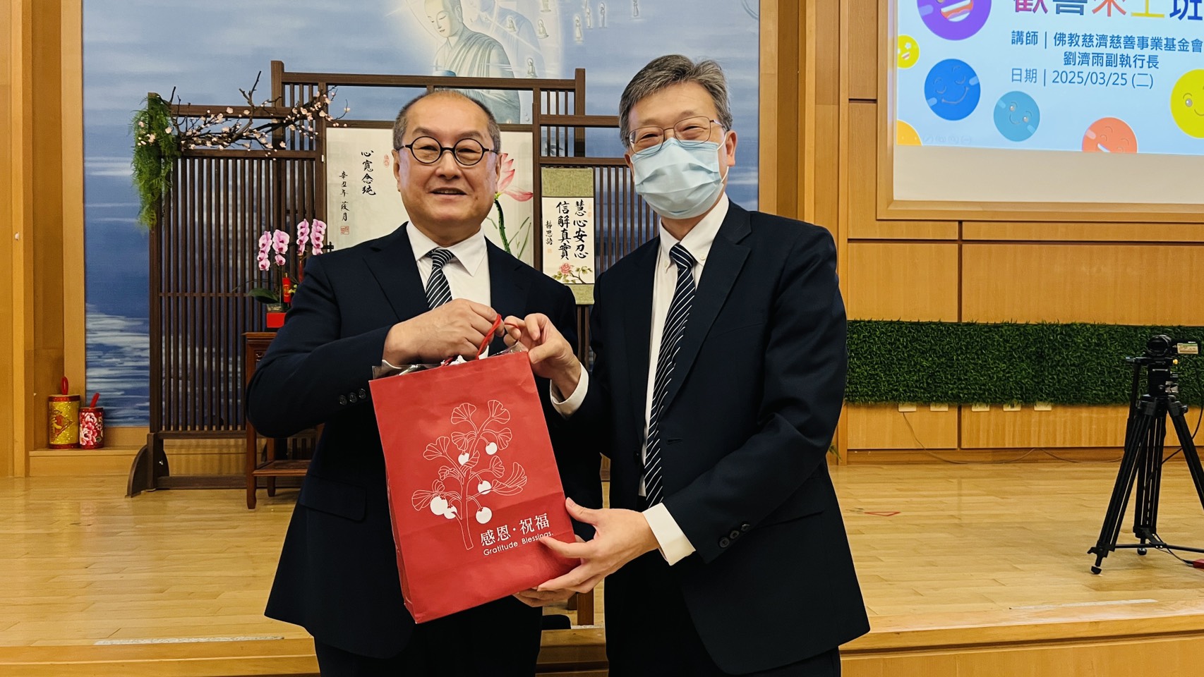 20250326葉璧禎S__29933627劉鎮榮主秘代表醫院致贈結緣品感恩劉濟雨副執行長到院分享_0e085.jpg