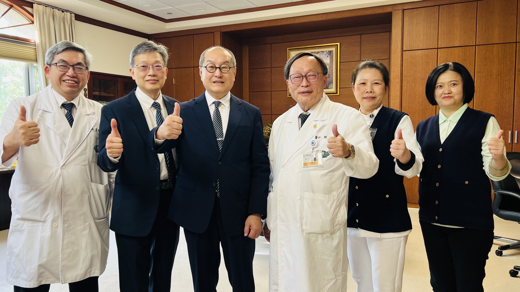 20250326葉璧禎S__29933634_0院長室主管與劉濟雨師兄合照_e77d6.jpg