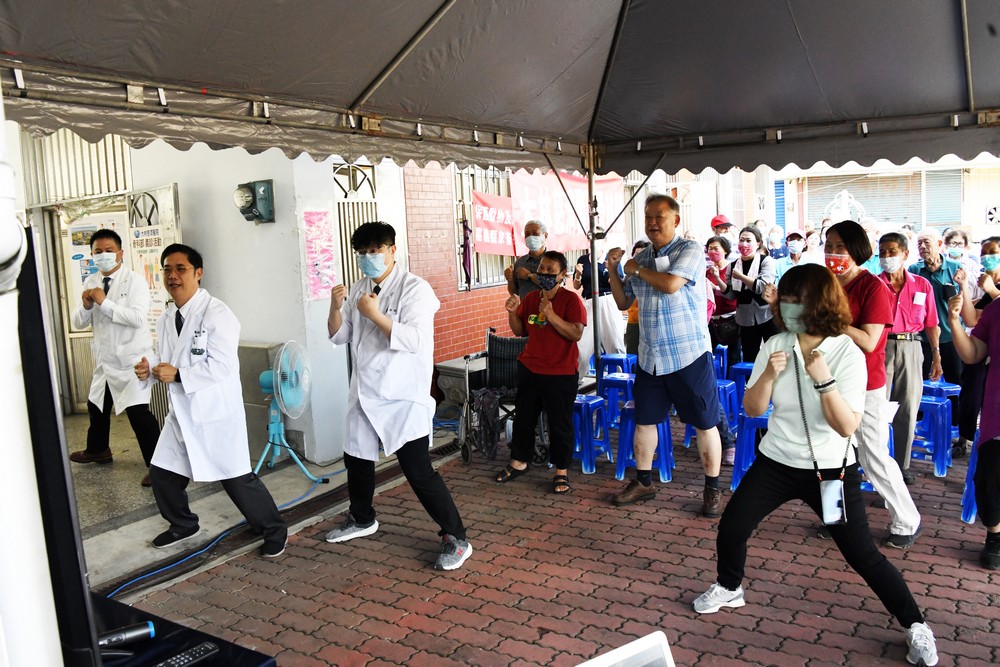DSC_1232骨科林柏勳醫師帶動領全體參與的民眾進行簡易健身操鼓勵他們透過安全運動維護骨骼與平衡力_028bf.jpg