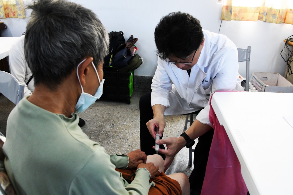 DSC_1336骨科部主任為膝髖關節痠痛的民眾服務_7aed7.jpg
