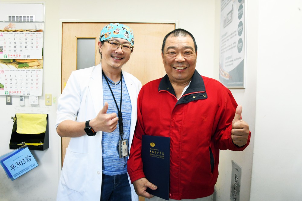 DSC_9183鄭先生感恩黃世銘醫師精湛醫師與其合照_ee9f9.jpg